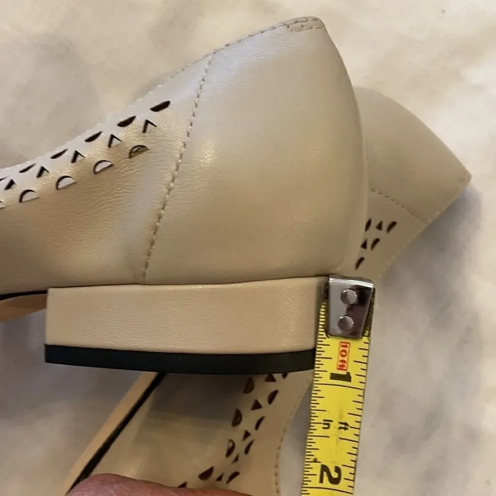 VANELI ECRU FLATS.  NEW.  STYLE IS FABRA